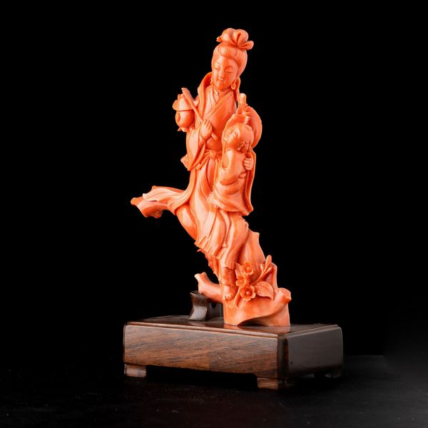 Figura raffigurante Guanyin con bambino scolpita in corallo, Cina, Dinastia Qing, XIX secolo  - Asta Fine Asian Works of Art - Associazione Nazionale - Case d'Asta italiane
