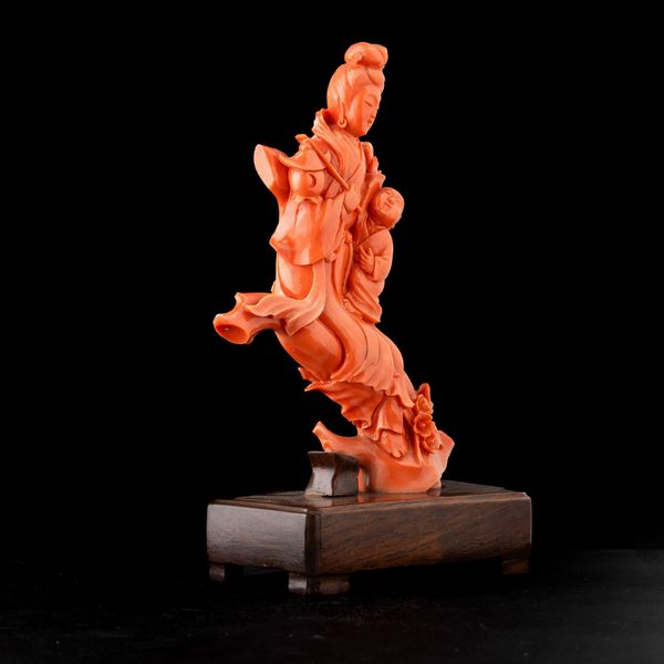 Figura raffigurante Guanyin con bambino scolpita in corallo, Cina, Dinastia Qing, XIX secolo  - Asta Fine Asian Works of Art - Associazione Nazionale - Case d'Asta italiane