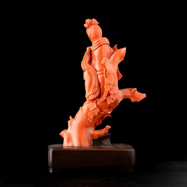 Figura raffigurante Guanyin con bambino scolpita in corallo, Cina, Dinastia Qing, XIX secolo  - Asta Fine Asian Works of Art - Associazione Nazionale - Case d'Asta italiane