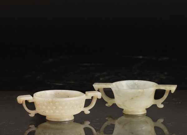 Lotto di due coppette cerimoniale in giada bianca e russet con manici e decori geometrici intagliati, Cina, Dinastia Qing, XVIII secolo  - Asta Fine Asian Works of Art - Associazione Nazionale - Case d'Asta italiane