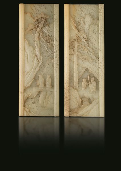 Coppia di placche in giada bianca con scene di paesaggio montano e personaggi a rilievo, Cina, Dinastia Qing, XIX secolo  - Asta Fine Asian Works of Art - Associazione Nazionale - Case d'Asta italiane