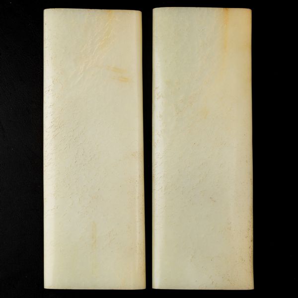 Coppia di placche in giada bianca con scene di paesaggio montano e personaggi a rilievo, Cina, Dinastia Qing, XIX secolo  - Asta Fine Asian Works of Art - Associazione Nazionale - Case d'Asta italiane