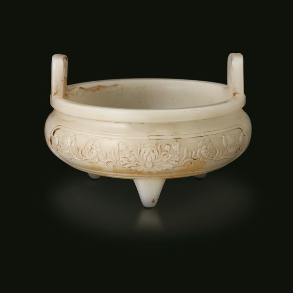 Incensiere tripode in giada bianca e russet con motivi naturalistici scolpiti, Cina, Dianstia Qing, marca e del periodo Qianlong (1736-1796)  - Asta Fine Asian Works of Art - Associazione Nazionale - Case d'Asta italiane