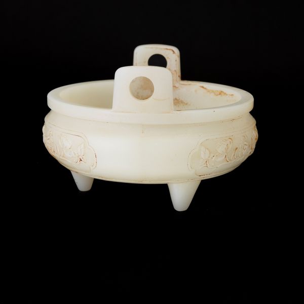 Incensiere tripode in giada bianca e russet con motivi naturalistici scolpiti, Cina, Dianstia Qing, marca e del periodo Qianlong (1736-1796)  - Asta Fine Asian Works of Art - Associazione Nazionale - Case d'Asta italiane