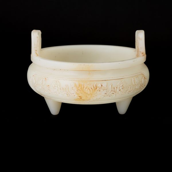 Incensiere tripode in giada bianca e russet con motivi naturalistici scolpiti, Cina, Dianstia Qing, marca e del periodo Qianlong (1736-1796)  - Asta Fine Asian Works of Art - Associazione Nazionale - Case d'Asta italiane