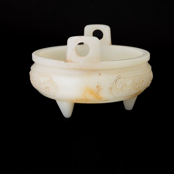 Incensiere tripode in giada bianca e russet con motivi naturalistici scolpiti, Cina, Dianstia Qing, marca e del periodo Qianlong (1736-1796)  - Asta Fine Asian Works of Art - Associazione Nazionale - Case d'Asta italiane