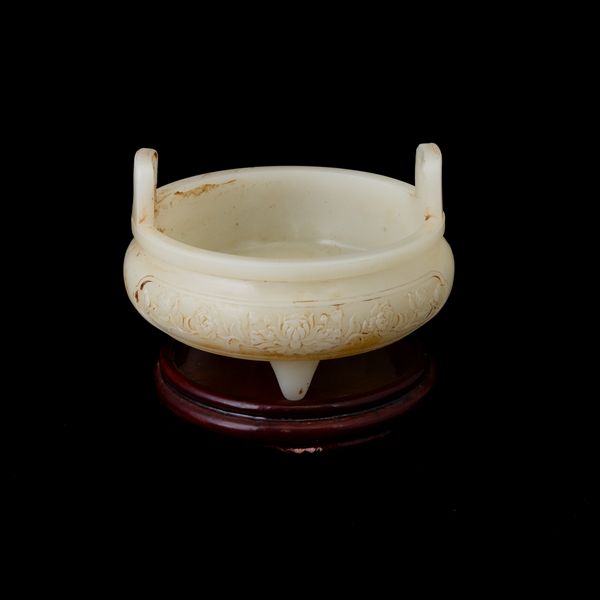 Incensiere tripode in giada bianca e russet con motivi naturalistici scolpiti, Cina, Dianstia Qing, marca e del periodo Qianlong (1736-1796)  - Asta Fine Asian Works of Art - Associazione Nazionale - Case d'Asta italiane