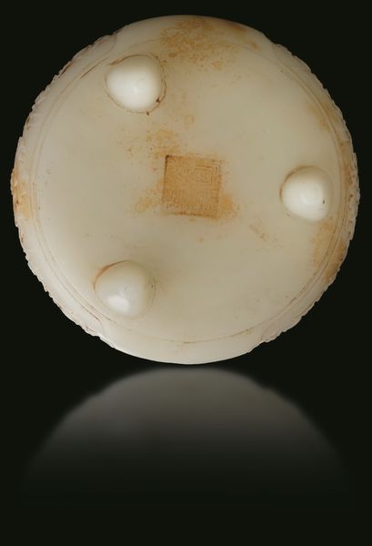 Incensiere tripode in giada bianca e russet con motivi naturalistici scolpiti, Cina, Dianstia Qing, marca e del periodo Qianlong (1736-1796)  - Asta Fine Asian Works of Art - Associazione Nazionale - Case d'Asta italiane