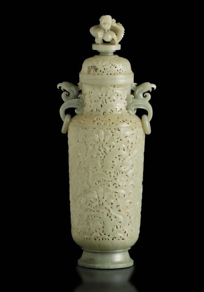 Vaso scolpito in giada Celadon in stile Moghul con decoro vegetale a traforo, anse ad anello e presa del coperchio a foggia di draghetto, Cina, Dinastia Qing, XIX secolo  - Asta Fine Asian Works of Art - Associazione Nazionale - Case d'Asta italiane