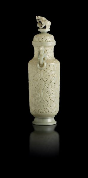 Vaso scolpito in giada Celadon in stile Moghul con decoro vegetale a traforo, anse ad anello e presa del coperchio a foggia di draghetto, Cina, Dinastia Qing, XIX secolo  - Asta Fine Asian Works of Art - Associazione Nazionale - Case d'Asta italiane