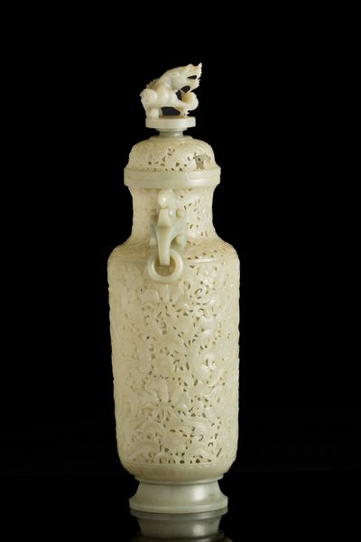 Vaso scolpito in giada Celadon in stile Moghul con decoro vegetale a traforo, anse ad anello e presa del coperchio a foggia di draghetto, Cina, Dinastia Qing, XIX secolo  - Asta Fine Asian Works of Art - Associazione Nazionale - Case d'Asta italiane