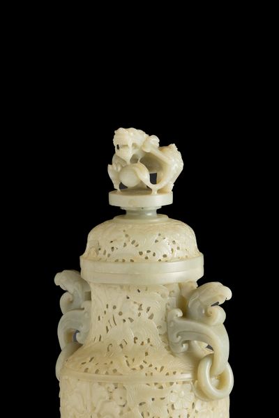 Vaso scolpito in giada Celadon in stile Moghul con decoro vegetale a traforo, anse ad anello e presa del coperchio a foggia di draghetto, Cina, Dinastia Qing, XIX secolo  - Asta Fine Asian Works of Art - Associazione Nazionale - Case d'Asta italiane