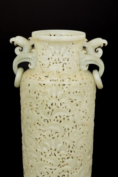 Vaso scolpito in giada Celadon in stile Moghul con decoro vegetale a traforo, anse ad anello e presa del coperchio a foggia di draghetto, Cina, Dinastia Qing, XIX secolo  - Asta Fine Asian Works of Art - Associazione Nazionale - Case d'Asta italiane