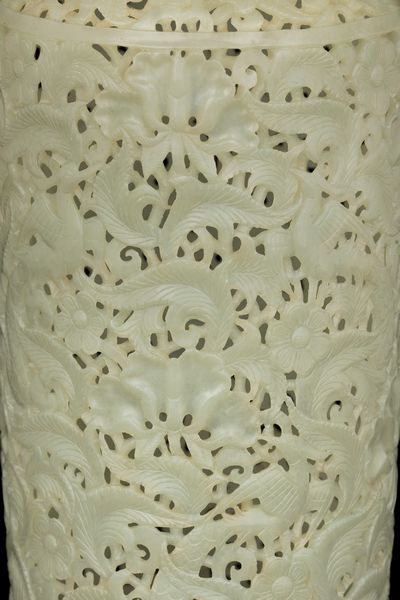 Vaso scolpito in giada Celadon in stile Moghul con decoro vegetale a traforo, anse ad anello e presa del coperchio a foggia di draghetto, Cina, Dinastia Qing, XIX secolo  - Asta Fine Asian Works of Art - Associazione Nazionale - Case d'Asta italiane