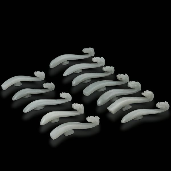 Lotto di dodici fibbie a forma di cintura in giada, Cina, XIX secolo  - Asta Fine Asian Works of Art - Associazione Nazionale - Case d'Asta italiane