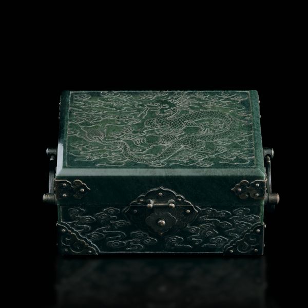 Scatola in giada verde spinacio raffigurante draghi incisi, Cina, Dinastia Qing, XIX secolo  - Asta Fine Asian Works of Art - Associazione Nazionale - Case d'Asta italiane