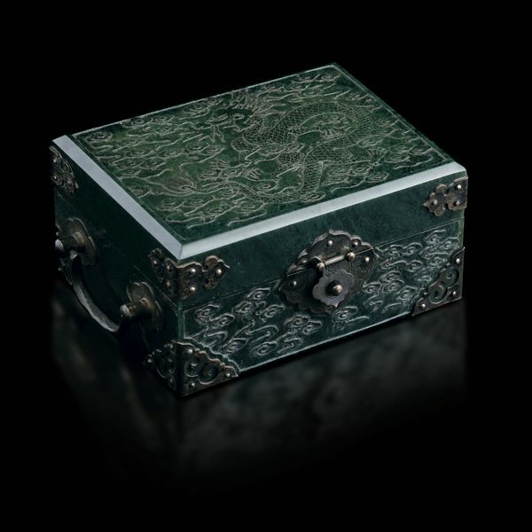 Scatola in giada verde spinacio raffigurante draghi incisi, Cina, Dinastia Qing, XIX secolo  - Asta Fine Asian Works of Art - Associazione Nazionale - Case d'Asta italiane