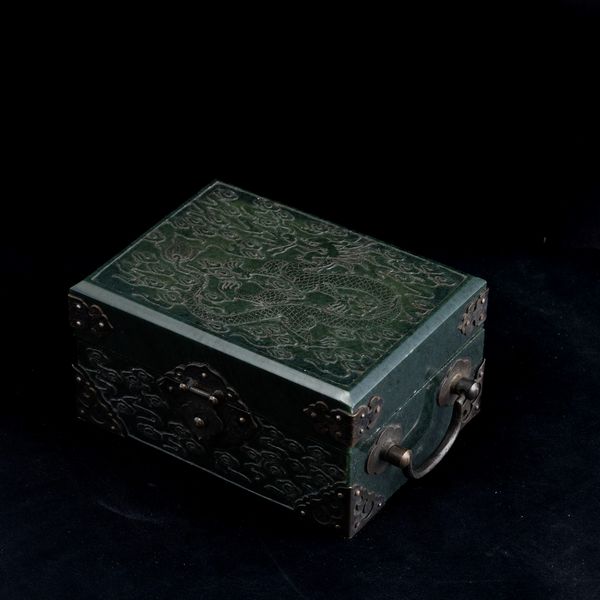 Scatola in giada verde spinacio raffigurante draghi incisi, Cina, Dinastia Qing, XIX secolo  - Asta Fine Asian Works of Art - Associazione Nazionale - Case d'Asta italiane