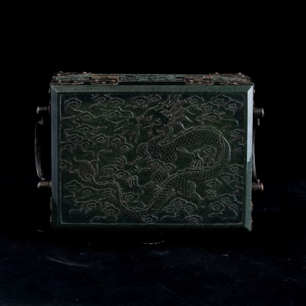 Scatola in giada verde spinacio raffigurante draghi incisi, Cina, Dinastia Qing, XIX secolo  - Asta Fine Asian Works of Art - Associazione Nazionale - Case d'Asta italiane
