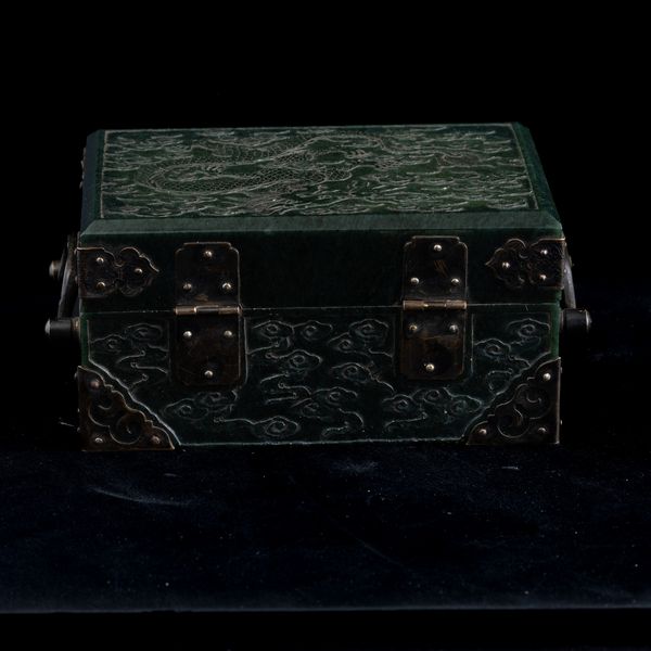 Scatola in giada verde spinacio raffigurante draghi incisi, Cina, Dinastia Qing, XIX secolo  - Asta Fine Asian Works of Art - Associazione Nazionale - Case d'Asta italiane