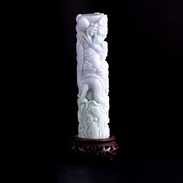 Elemento scolpito in giadeite sui toni lavanda e green apple raffigurante draghi e nuvole, Cina, Dinastia Qing, fine XIX secolo  - Asta Fine Asian Works of Art - Associazione Nazionale - Case d'Asta italiane