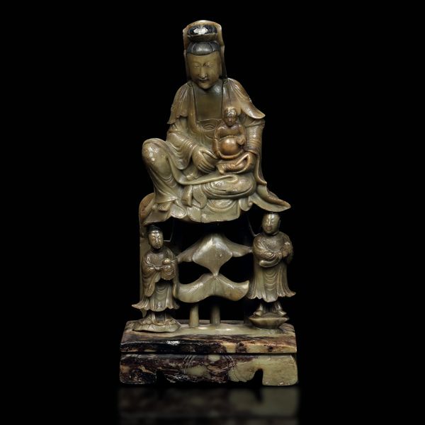 Figura raffigurante Guanyin con bambini scolpita in pietra saponaria, Cina, XIX secolo  - Asta Fine Asian Works of Art - Associazione Nazionale - Case d'Asta italiane