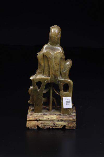 Figura raffigurante Guanyin con bambini scolpita in pietra saponaria, Cina, XIX secolo  - Asta Fine Asian Works of Art - Associazione Nazionale - Case d'Asta italiane