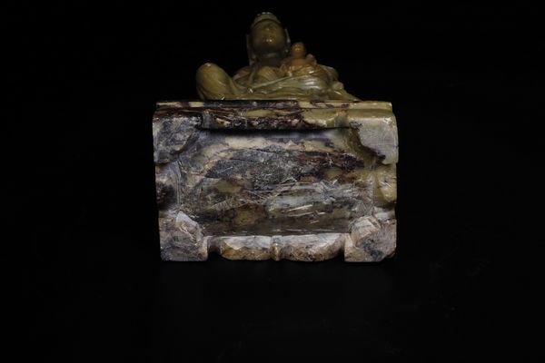 Figura raffigurante Guanyin con bambini scolpita in pietra saponaria, Cina, XIX secolo  - Asta Fine Asian Works of Art - Associazione Nazionale - Case d'Asta italiane
