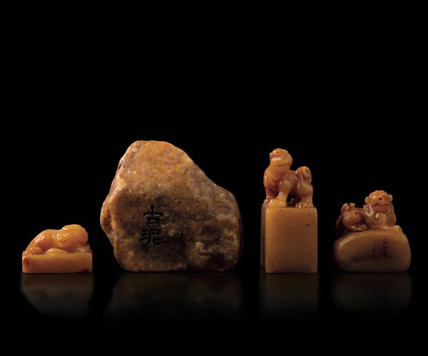 Lotto composto da quattro elementi in pietra shoushan, pietra con iscrizioni e tre sigilli raffiguranti leoni, Cina, XIX-XX secolo  - Asta Fine Asian Works of Art - Associazione Nazionale - Case d'Asta italiane