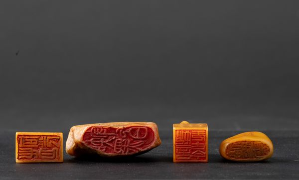 Lotto composto da quattro elementi in pietra shoushan, pietra con iscrizioni e tre sigilli raffiguranti leoni, Cina, XIX-XX secolo  - Asta Fine Asian Works of Art - Associazione Nazionale - Case d'Asta italiane