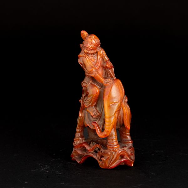 Figura di personaggio ed elefante in ambra, Cina, XIX secolo  - Asta Fine Asian Works of Art - Associazione Nazionale - Case d'Asta italiane
