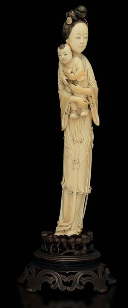 Figura di Guanyin con bambino scolpita in avorio, Cina, XIX secolo  - Asta Fine Asian Works of Art - Associazione Nazionale - Case d'Asta italiane