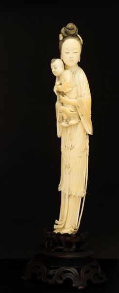 Figura di Guanyin con bambino scolpita in avorio, Cina, XIX secolo  - Asta Fine Asian Works of Art - Associazione Nazionale - Case d'Asta italiane