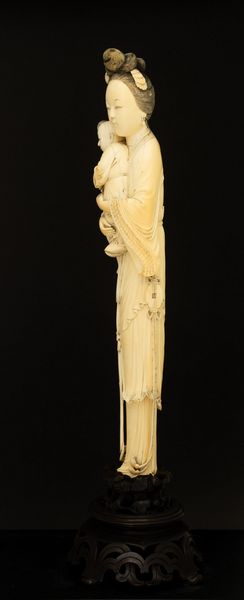 Figura di Guanyin con bambino scolpita in avorio, Cina, XIX secolo  - Asta Fine Asian Works of Art - Associazione Nazionale - Case d'Asta italiane