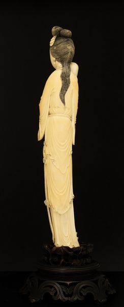 Figura di Guanyin con bambino scolpita in avorio, Cina, XIX secolo  - Asta Fine Asian Works of Art - Associazione Nazionale - Case d'Asta italiane