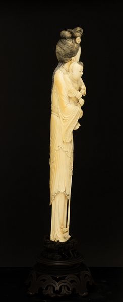 Figura di Guanyin con bambino scolpita in avorio, Cina, XIX secolo  - Asta Fine Asian Works of Art - Associazione Nazionale - Case d'Asta italiane
