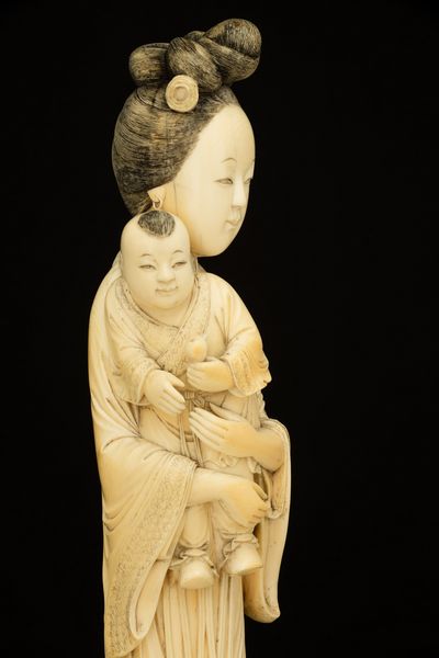 Figura di Guanyin con bambino scolpita in avorio, Cina, XIX secolo  - Asta Fine Asian Works of Art - Associazione Nazionale - Case d'Asta italiane