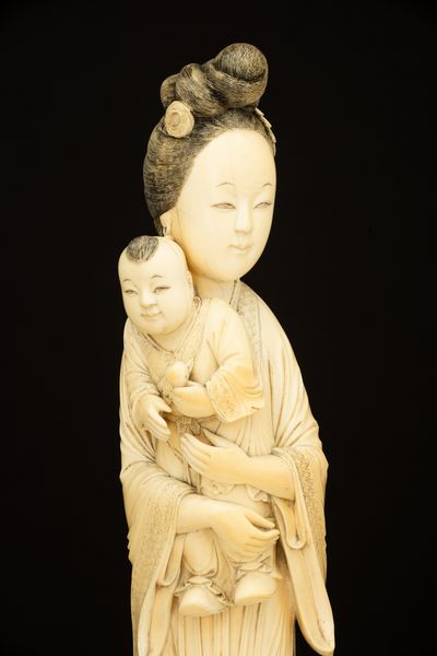 Figura di Guanyin con bambino scolpita in avorio, Cina, XIX secolo  - Asta Fine Asian Works of Art - Associazione Nazionale - Case d'Asta italiane