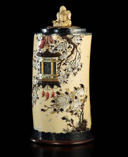 Vaso in avorio con coperchio e applicazioni in madreperla e pietre dure raffiguranti soggetti naturalistici, Shibayama, Giappone, periodo Meiji (1868-1912)  - Asta Fine Asian Works of Art - Associazione Nazionale - Case d'Asta italiane