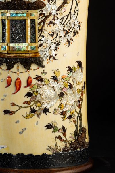 Vaso in avorio con coperchio e applicazioni in madreperla e pietre dure raffiguranti soggetti naturalistici, Shibayama, Giappone, periodo Meiji (1868-1912)  - Asta Fine Asian Works of Art - Associazione Nazionale - Case d'Asta italiane