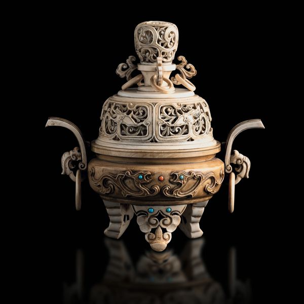 Incensiere in avorio traforato  con inserti di pietre dure, Cina, XIX secolo  - Asta Fine Asian Works of Art - Associazione Nazionale - Case d'Asta italiane