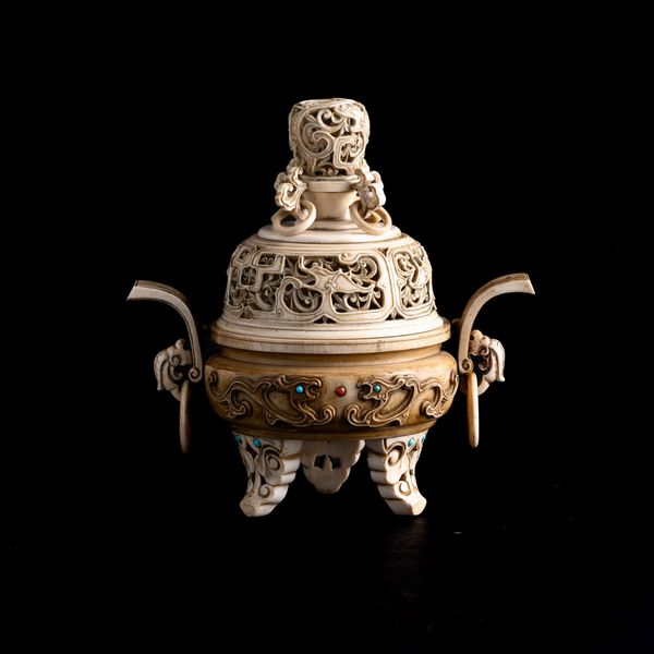 Incensiere in avorio traforato  con inserti di pietre dure, Cina, XIX secolo  - Asta Fine Asian Works of Art - Associazione Nazionale - Case d'Asta italiane
