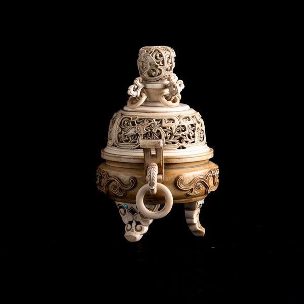 Incensiere in avorio traforato  con inserti di pietre dure, Cina, XIX secolo  - Asta Fine Asian Works of Art - Associazione Nazionale - Case d'Asta italiane