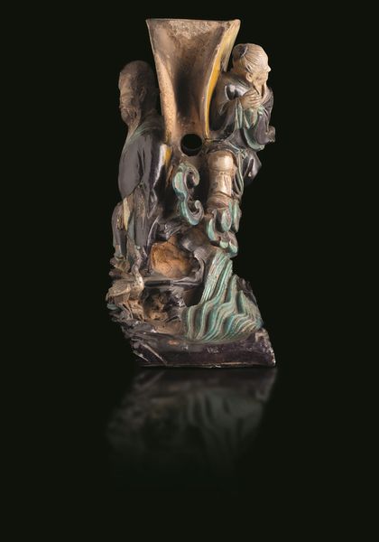Portacandele in Fahua bifacciale raffigurante due immortali in grs, Cina, Dinastia Ming, XVII secolo  - Asta Fine Asian Works of Art - Associazione Nazionale - Case d'Asta italiane