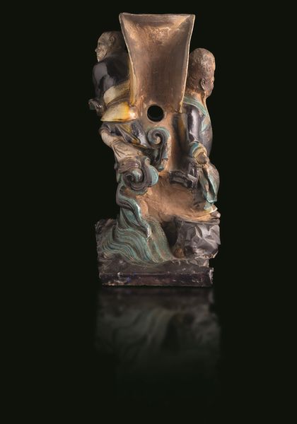 Portacandele in Fahua bifacciale raffigurante due immortali in grs, Cina, Dinastia Ming, XVII secolo  - Asta Fine Asian Works of Art - Associazione Nazionale - Case d'Asta italiane