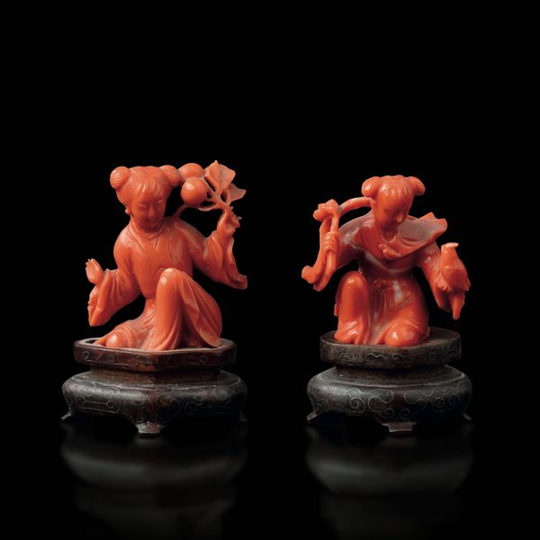 Coppia di figure di bambine in corallo, Cina, Dinastia Qing, XIX secolo  - Asta Fine Asian Works of Art - Associazione Nazionale - Case d'Asta italiane