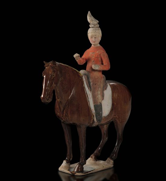 Figura maschile a cavallo in terracotta policroma, Cina, Dinastia Tang (618-906)  - Asta Fine Asian Works of Art - Associazione Nazionale - Case d'Asta italiane