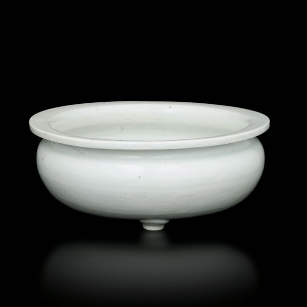 Ciotola tripode in porcellana Blanc de Chine Dehua, Cina, Dinastia Qing, XVIII secolo  - Asta Fine Asian Works of Art - Associazione Nazionale - Case d'Asta italiane