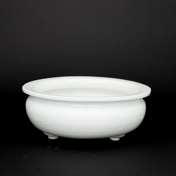 Ciotola tripode in porcellana Blanc de Chine Dehua, Cina, Dinastia Qing, XVIII secolo  - Asta Fine Asian Works of Art - Associazione Nazionale - Case d'Asta italiane