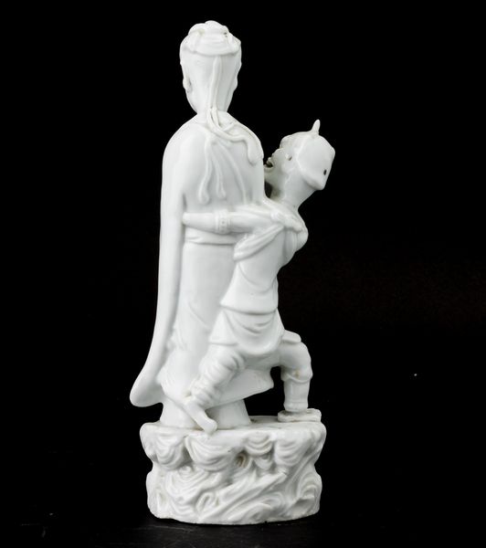 Figura di due divinit tra le nuvole in porcellana Blanc de Chine, Cina, Dinastia Qing, XX secolo  - Asta Fine Asian Works of Art - Associazione Nazionale - Case d'Asta italiane